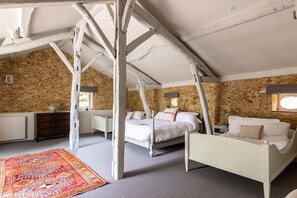 6 bedrooms, iron/ironing board, WiFi, bed sheets