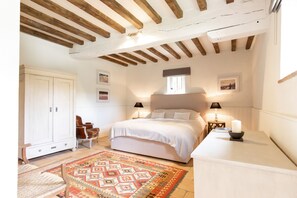 5 bedrooms, iron/ironing board, WiFi, bed sheets