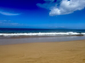 Sulla spiaggia, lettini da mare, teli da spiaggia