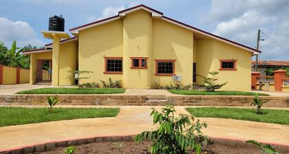 Exquisite 5-Bedroom House with free Parking