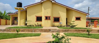 Exquisite 5-Bedroom House with free Parking