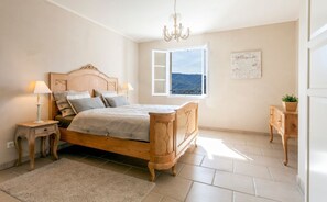 4 bedrooms, iron/ironing board, Internet, bed sheets