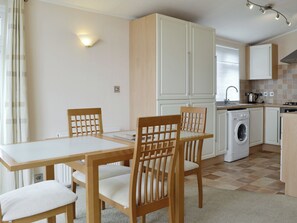 Dining - 2 bedroom accommodation in Hopton-on-Sea, Great Yarmouth (Hopton-on-Sea, Great Yarmouth)