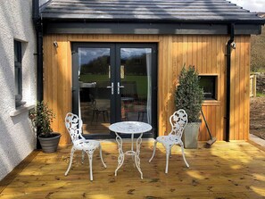 Outdoor dining - 3 bedroom accommodation in Rowardennan, near Loch Lomond (Rowardennan, near Loch Lomond)