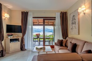 Flachbildfernseher, DVD-Player, Tischfußball, Stereoanlage