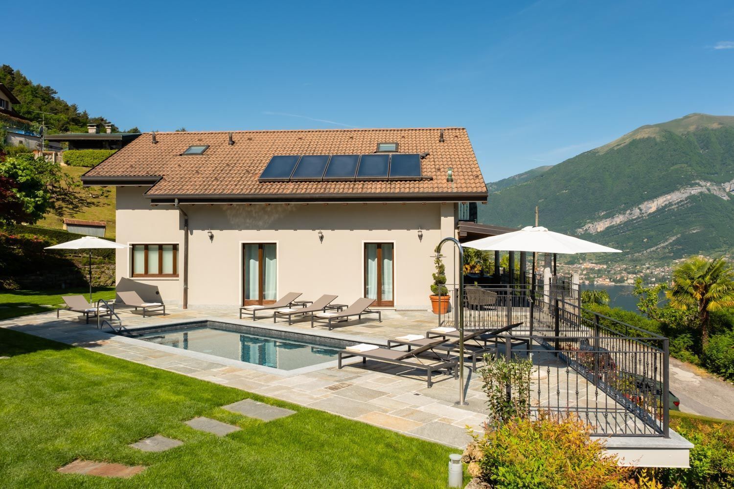 Uppvärmd pool och solstolar