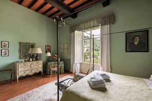 16 bedrooms, iron/ironing board, Internet, bed sheets