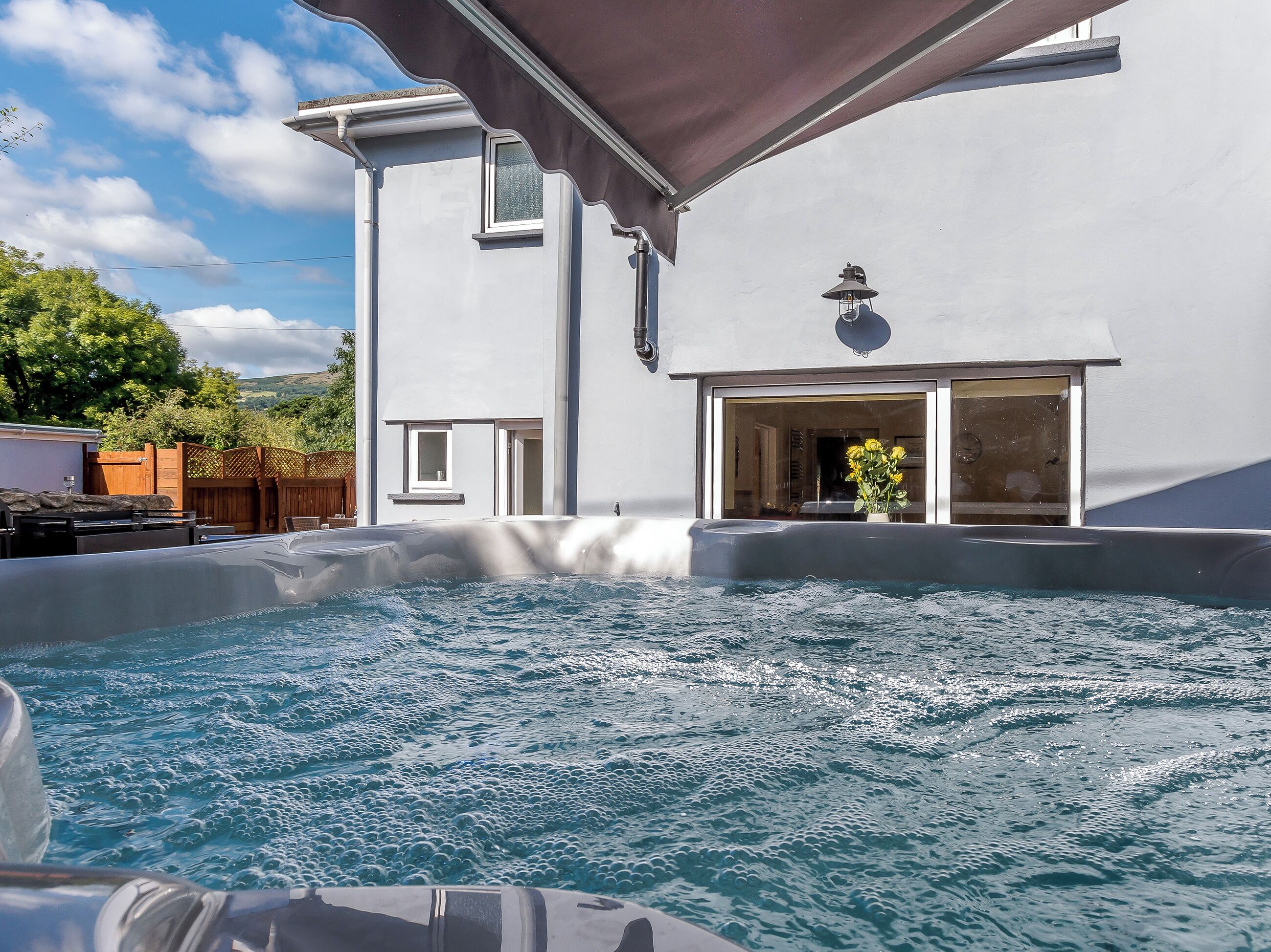 Banyera d'hidromassatge a l'aire lliure