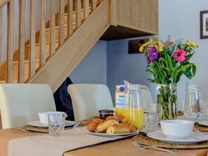 Dining - 3 bedroom accommodation in Llangattock, near Crickhowell (Llangattock, near Crickhowell)