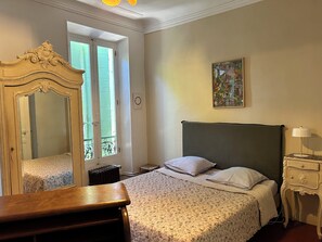 6 slaapkamers, een strijkplank/strijkijzer, wifi, beddengoed