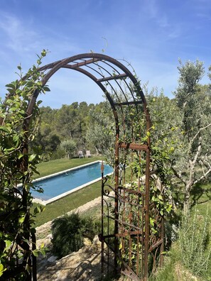 Property grounds - Bastide sleeps 9, large secure swimming pool, not overlooked in Aix en Provence (Aix-en-Provence)