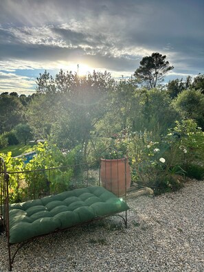 Property grounds - Bastide sleeps 9, large secure swimming pool, not overlooked in Aix en Provence (Aix-en-Provence)