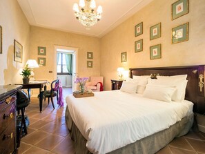 5 bedrooms, iron/ironing board, WiFi, bed sheets