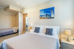 5 bedrooms, iron/ironing board, Internet, bed sheets