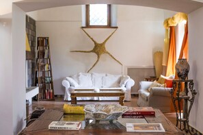 Caminetto, lettore DVD, studio