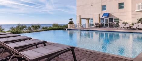 Piscine intérieure, piscine extérieure