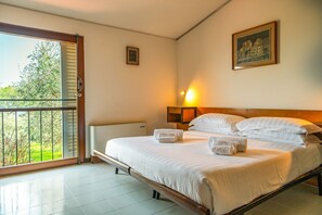 5 bedrooms, iron/ironing board, WiFi, bed sheets