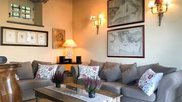 TV LED, lettore DVD, libri, impianto stereo