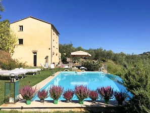 Piscine à débordement, chaises longues