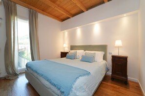 8 bedrooms, iron/ironing board, internet, bed sheets