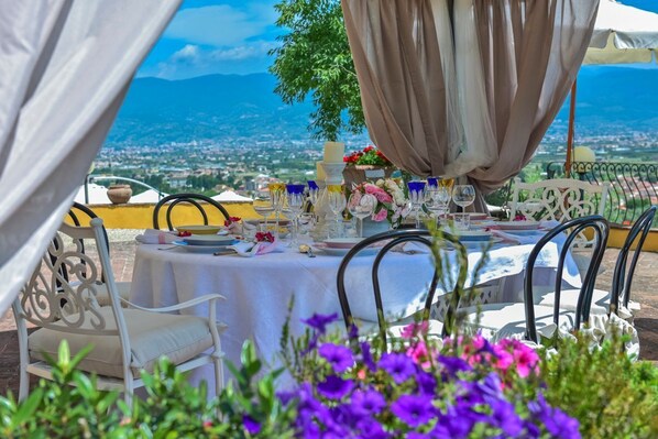 Outdoor dining