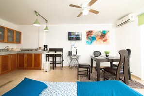 1 quarto, cofres nos quartos, escrivaninha