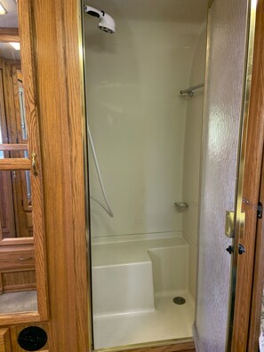 Douche, serviettes fournies, savon, shampooing