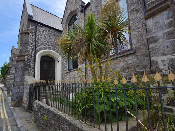 Exterior - Part of a former school building close to Torquay harbour and town centre. (Torquay)