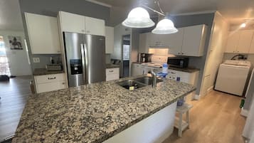 冰箱、微波炉、烤箱、炉灶