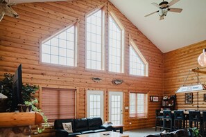 Smart TV, chimenea y estéreo 