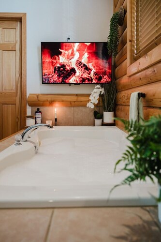 Jacuzzis & Family Kitchen & Entertainment Area