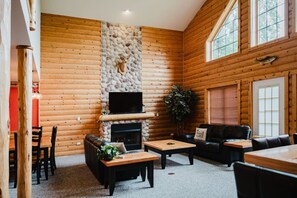 Smart TV, chimenea y estéreo 