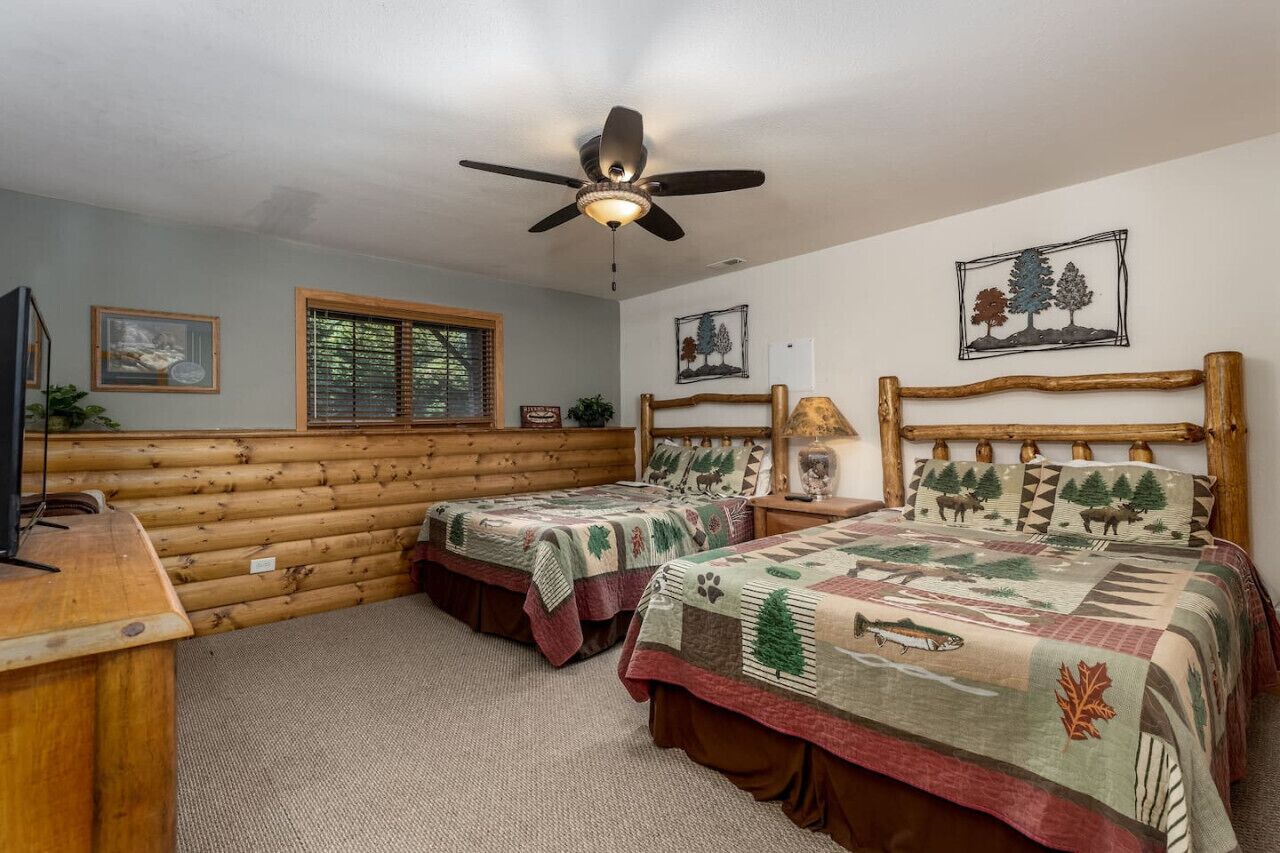 3 bedrooms, desk, iron/ironing board, travel crib