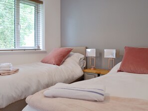 3 bedrooms, free WiFi, bed sheets - 3 bedroom accommodation in Blacknest, near Alton (Blacknest, near Alton)