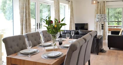 3 bedroom accommodation in Blacknest, near Alton