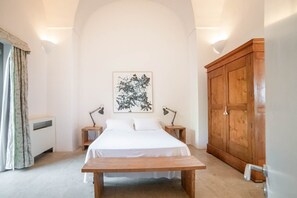 8 bedrooms, iron/ironing board, free internet, bed sheets - Villa Salvatore - Eight Bedroom Villa, Sleeps 19 (Carpignano Salentino)