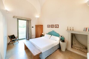 8 bedrooms, iron/ironing board, free internet, bed sheets