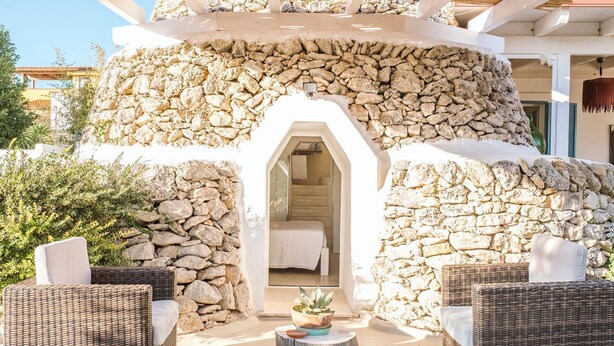 A stone-walled outdoor area with wicker furniture and a small table. - Villa Minni - Three Bedroom Villa, Sleeps 6 (Monacizzo-librari-truglione)