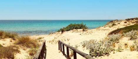 På stranden