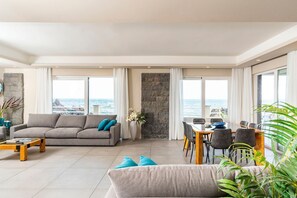 Smart TV, pebolim, mesa de pingue-pongue
