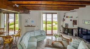 Een open haard en een dvd-speler