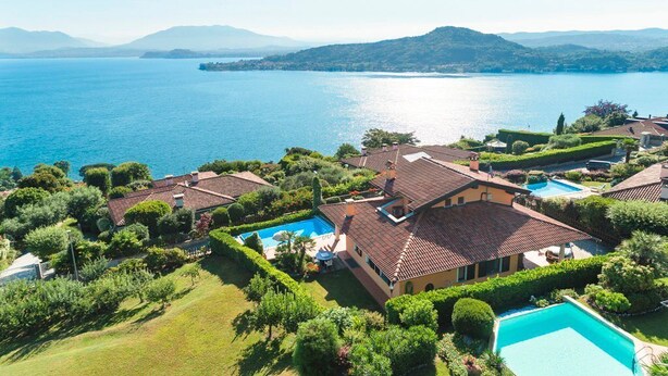 A villa with a swimming pool, surrounded by lush greenery and a view of a lake. - Villa Meina - Four Bedroom Villa, Sleeps 8 (Meina)