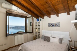 4 habitaciones, tabla de planchar con plancha y acceso a internet
