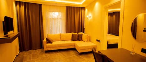 Elite Studio Suite | In-room safe, individually decorated, individually furnished, desk