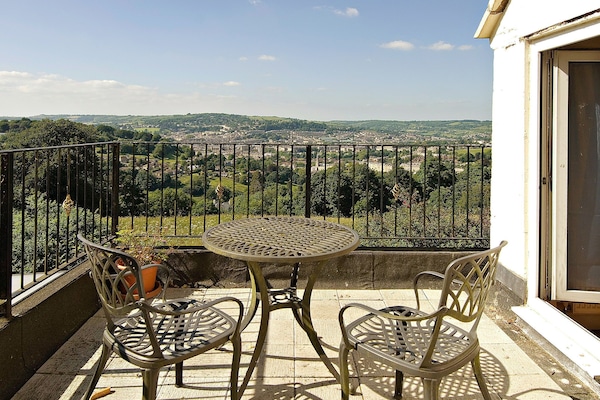 Sitting-out-area | Eastwood Lodge, Bath