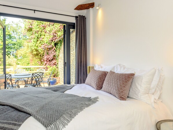 3 bedrooms, free WiFi, bed sheets