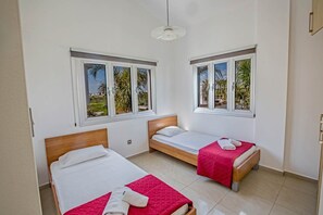 3 bedrooms, iron/ironing board, WiFi, bed sheets