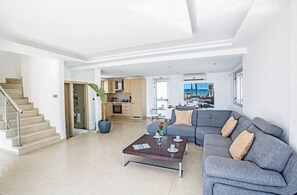 Télévision, lecteur de DVD, chaîne hi-fi