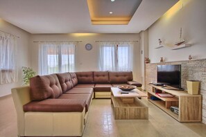 Fernseher, Kamin, DVD-Player, Tischfußball