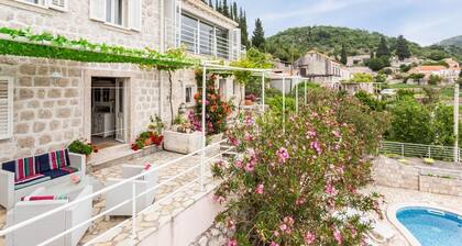 Villa Toni - Five Bedroom Villa, Sleeps 10